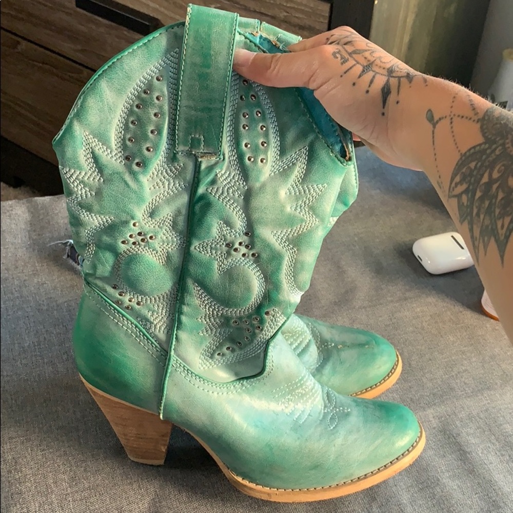 Size 7.5  cowgirl boots
